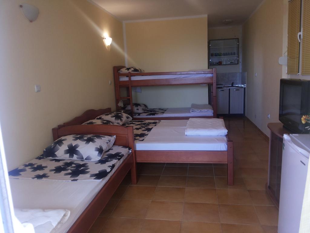 Apartments And Studios Anicic Утеха Стая снимка