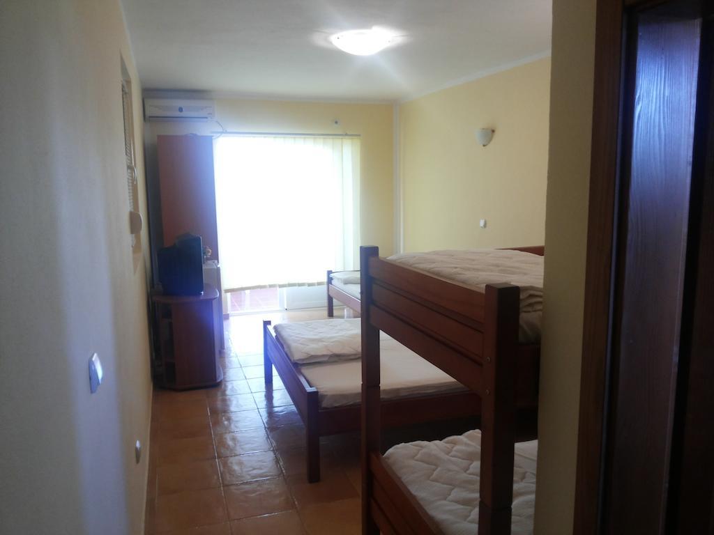 Apartments And Studios Anicic Утеха Стая снимка