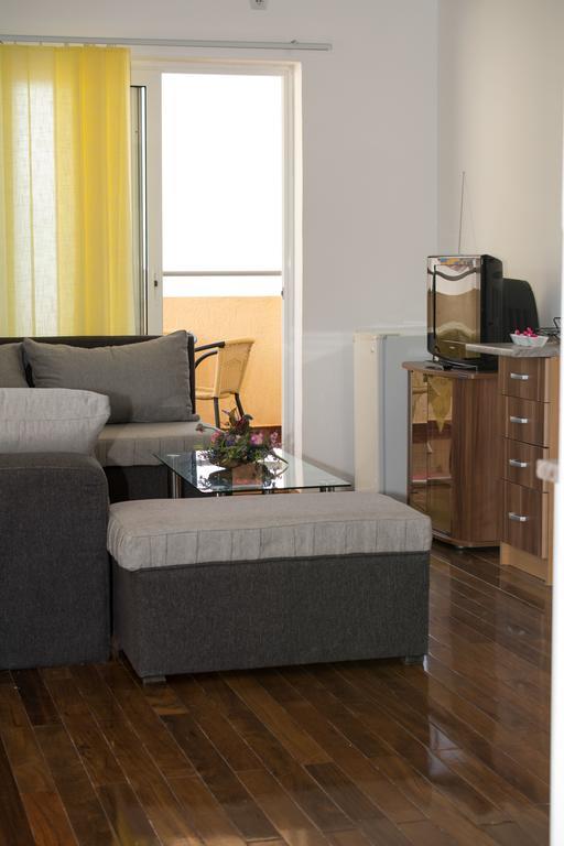 Apartments And Studios Anicic Утеха Екстериор снимка